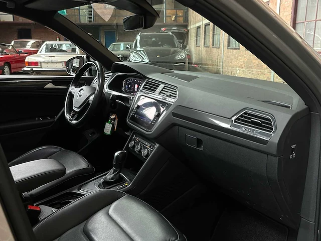 Volkswagen tiguan r-line 1.5 tsi act highline business 150pk 2020, h-128-nt - afbeelding 37 van  50