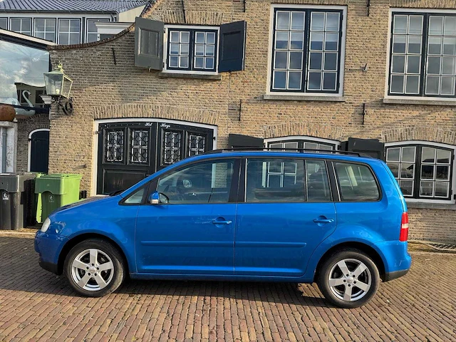 Volkswagen touran 2.0-16v fsi trendl. 17-pd-lv - afbeelding 2 van  18