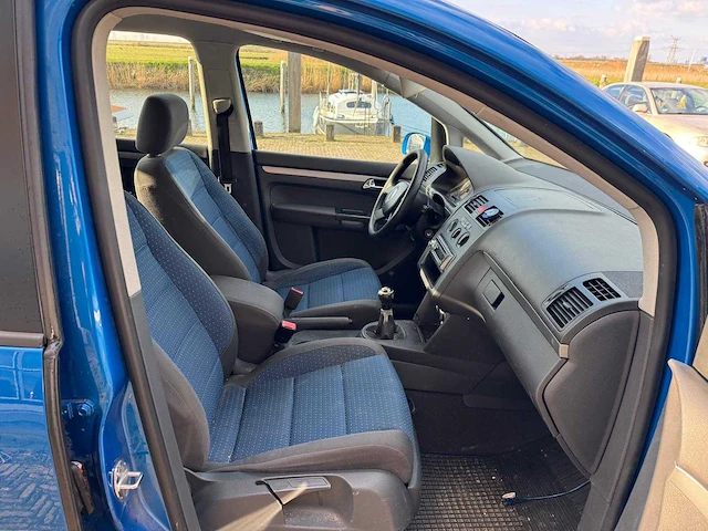 Volkswagen touran 2.0-16v fsi trendl. 17-pd-lv - afbeelding 11 van  18