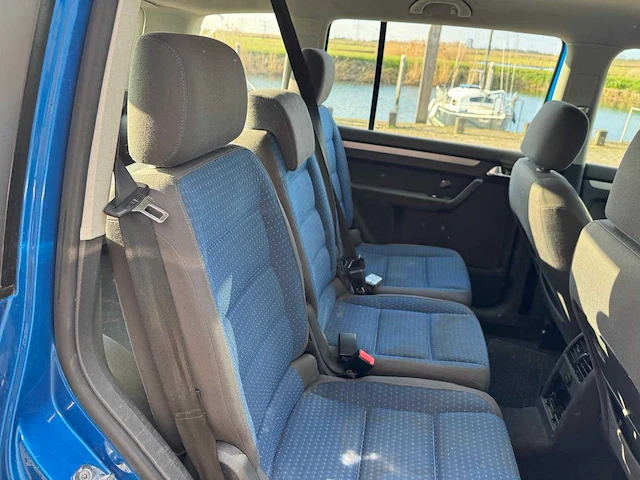 Volkswagen touran 2.0-16v fsi trendl. 17-pd-lv - afbeelding 16 van  18