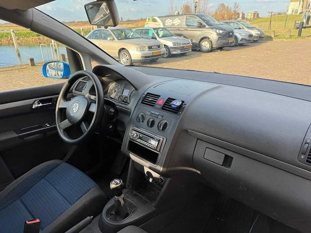 Volkswagen touran 2.0-16v fsi trendl. 17-pd-lv - afbeelding 15 van  18