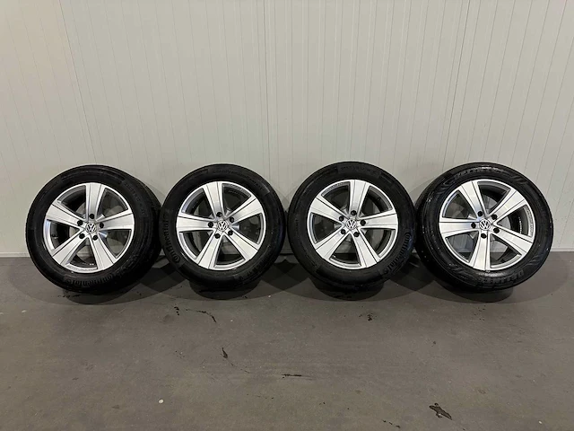 Volkswagen transporter 17 inch sportvelgen met banden. - afbeelding 2 van  6