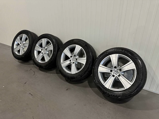 Volkswagen transporter 17 inch sportvelgen met banden. - afbeelding 3 van  6