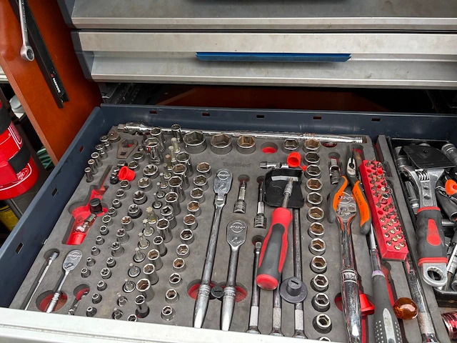 Volkswagen transporter servicebus met kenteken vv-894-d. btw voertuig. datum eerste toelating 08-04-2016. - afbeelding 6 van  21