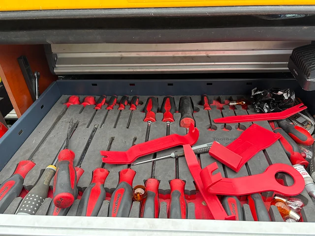 Volkswagen transporter servicebus met kenteken vv-894-d. btw voertuig. datum eerste toelating 08-04-2016. - afbeelding 8 van  21