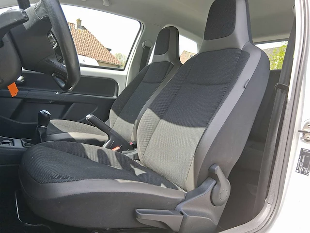 Volkswagen up! 1.0 high up! car 2012 | zj-913-l - afbeelding 2 van  28