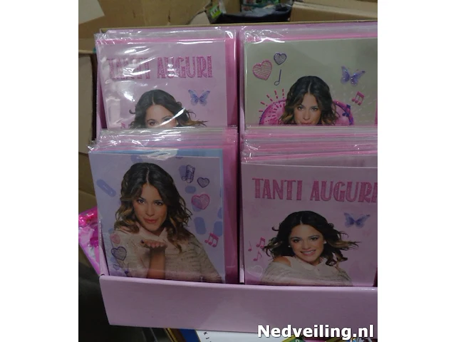 Volle palet violetta wenskaarten in display - afbeelding 2 van  7