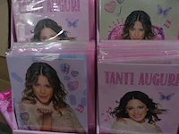 Volle palet violetta wenskaarten in display - afbeelding 2 van  7