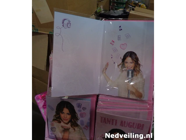 Volle palet violetta wenskaarten in display - afbeelding 3 van  7