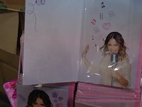 Volle palet violetta wenskaarten in display - afbeelding 3 van  7