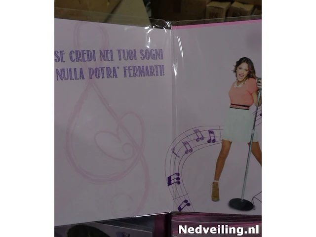 Volle palet violetta wenskaarten in display - afbeelding 7 van  7