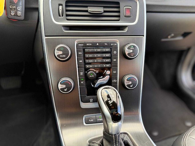 Volvo - 2013 - v60 - 2.4 d6 awd pl.i sum. - 7-szh-17 - afbeelding 3 van  15