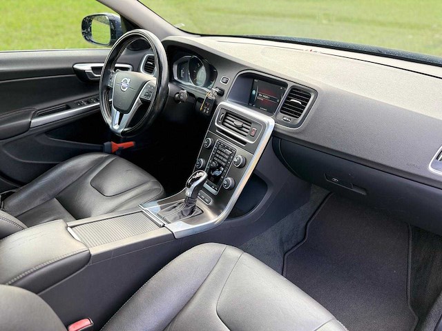 Volvo - 2013 - v60 - 2.4 d6 awd pl.i sum. - 7-szh-17 - afbeelding 6 van  15
