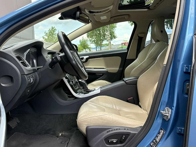 Volvo - 2014 - v60 - 2.4 d6 awd pl.i sum. - 1-tgl-58 - afbeelding 2 van  23