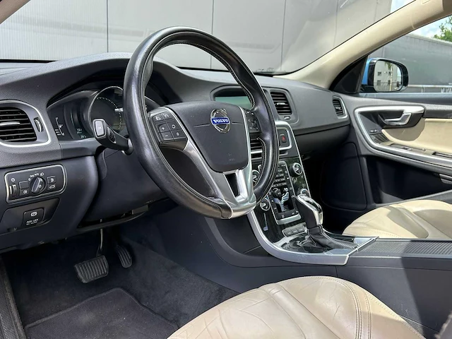 Volvo - 2014 - v60 - 2.4 d6 awd pl.i sum. - 1-tgl-58 - afbeelding 3 van  23