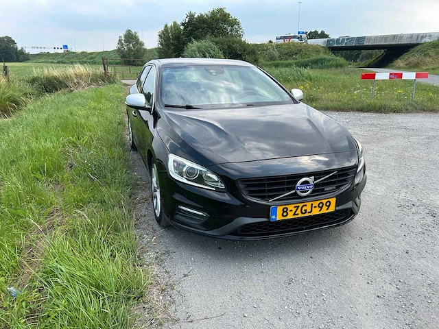 Volvo - 2015 - v60 - d4 r-line - personenauto - afbeelding 2 van  50