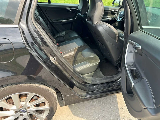 Volvo - 2015 - v60 - d4 r-line - personenauto - afbeelding 30 van  50