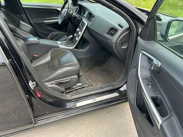 Volvo - 2015 - v60 - d4 r-line - personenauto - afbeelding 31 van  50