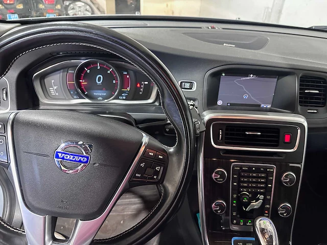 Volvo - v60 - 2.4 d6 awd plug-in hybrid automaat 3-spn-92 - afbeelding 2 van  24