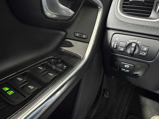 Volvo - v60 - 2.4 d6 awd plug-in hybrid automaat 3-spn-92 - afbeelding 4 van  24
