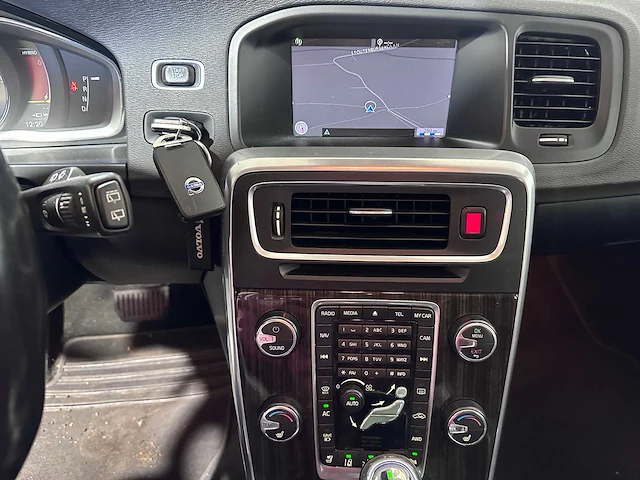 Volvo - v60 - 2.4 d6 awd plug-in hybrid automaat 3-spn-92 - afbeelding 5 van  24
