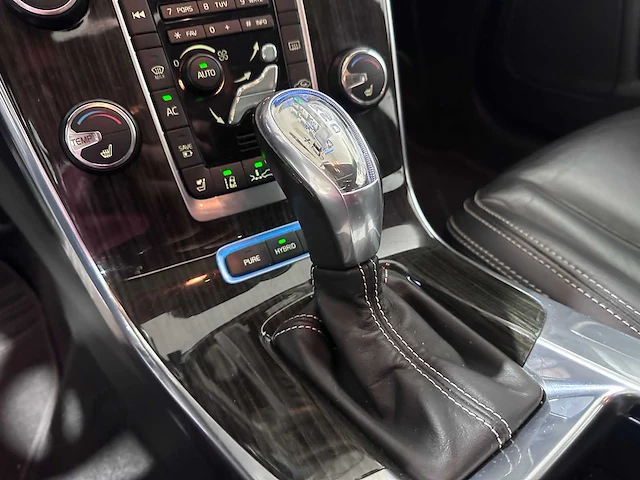 Volvo - v60 - 2.4 d6 awd plug-in hybrid automaat 3-spn-92 - afbeelding 7 van  24