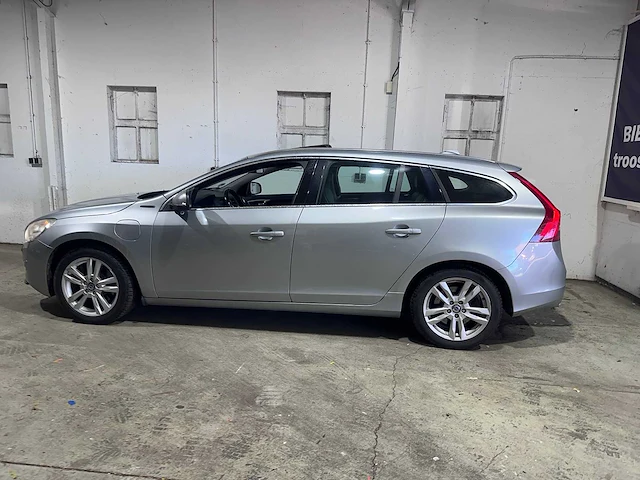 Volvo - v60 - 2.4 d6 awd plug-in hybrid automaat 3-spn-92 - afbeelding 12 van  24