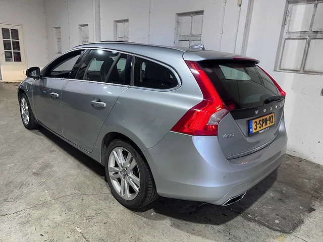 Volvo - v60 - 2.4 d6 awd plug-in hybrid automaat 3-spn-92 - afbeelding 18 van  24