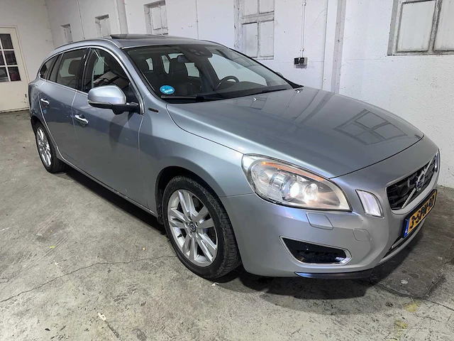 Volvo - v60 - 2.4 d6 awd plug-in hybrid automaat 3-spn-92 - afbeelding 22 van  24