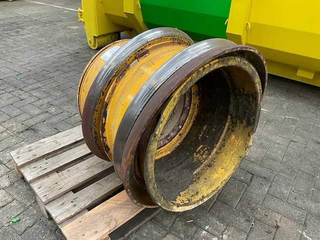 Volvo 23.5x25” wiellader velg - afbeelding 1 van  5