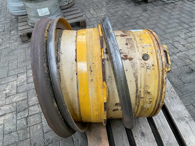 Volvo 23.5x25” wiellader velg - afbeelding 4 van  5