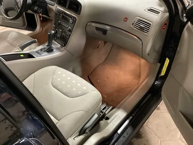 Volvo s 60 personenauto - afbeelding 8 van  17