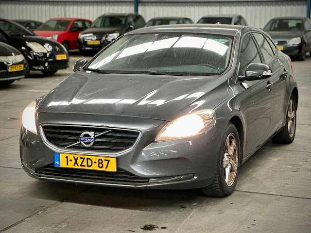 Volvo v40 1.6 d2 momentum automaat; 1-xzd-87 - afbeelding 1 van  15