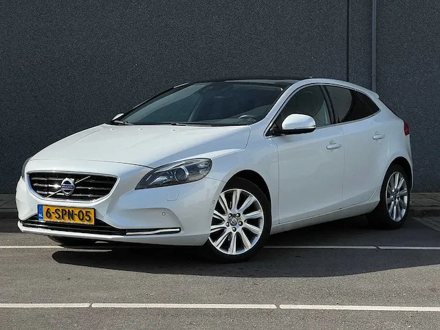 Volvo v40 1.6 d2 summum | 6-spn-05 - afbeelding 1 van  34