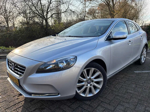 Volvo v40 1.6 t3 momentum; 6-xth-53 - afbeelding 1 van  18