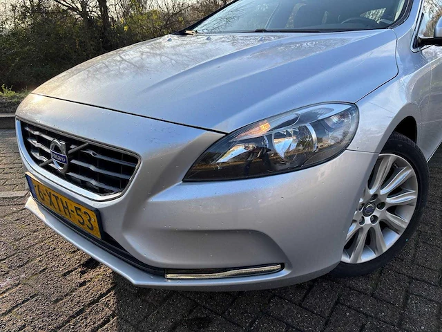 Volvo v40 1.6 t3 momentum; 6-xth-53 - afbeelding 11 van  18