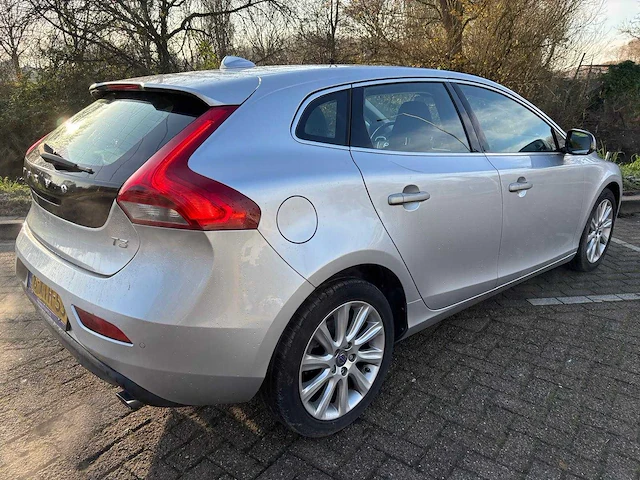 Volvo v40 1.6 t3 momentum; 6-xth-53 - afbeelding 12 van  18