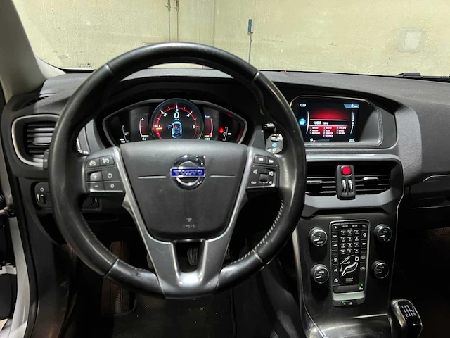 Volvo v40 2.0 d2 momentum 120pk 2015, gh-539-n - afbeelding 13 van  43