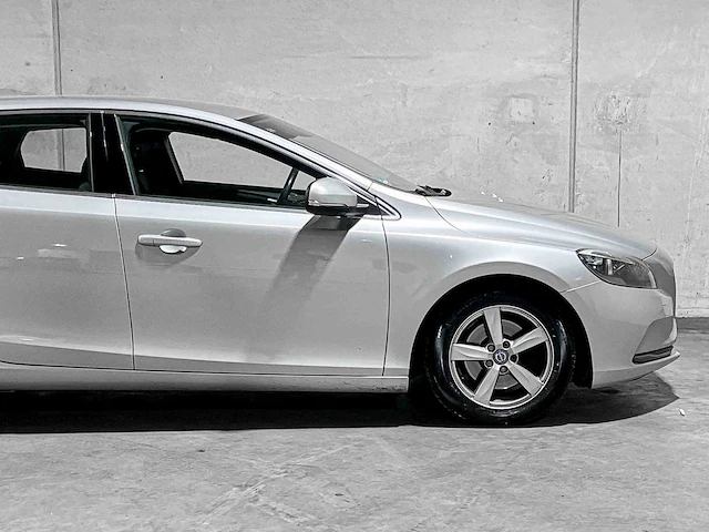 Volvo v40 2.0 d2 momentum 120pk 2015, gh-539-n - afbeelding 3 van  43