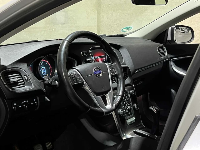 Volvo v40 2.0 d2 momentum 120pk 2015, gh-539-n - afbeelding 11 van  43