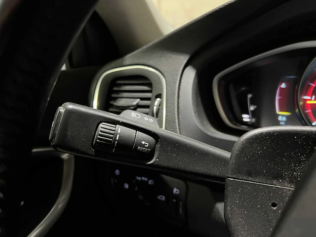 Volvo v40 2.0 d2 momentum 120pk 2015, gh-539-n - afbeelding 18 van  43