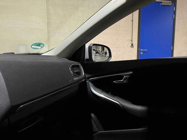 Volvo v40 2.0 d2 momentum 120pk 2015, gh-539-n - afbeelding 25 van  43