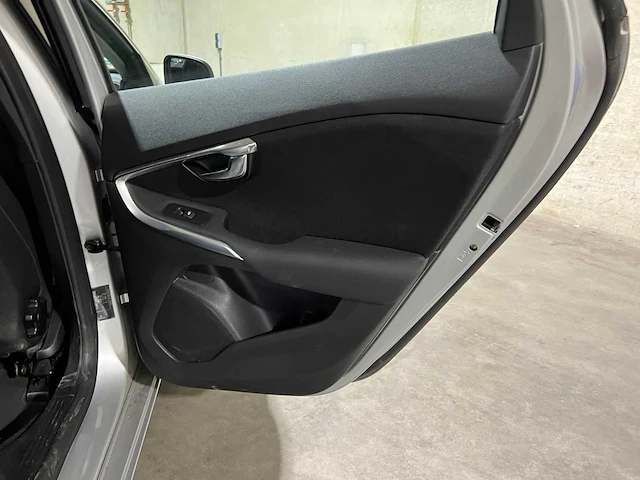 Volvo v40 2.0 d2 momentum 120pk 2015, gh-539-n - afbeelding 31 van  43