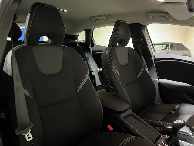 Volvo v40 2.0 d2 momentum 120pk 2015, gh-539-n - afbeelding 36 van  43