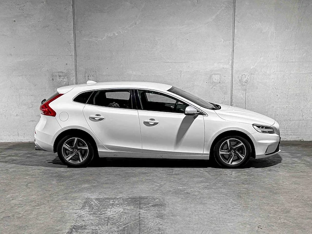 Volvo v40 2.0 d3 business sport 150pk 2017, pr-110-k - afbeelding 2 van  49
