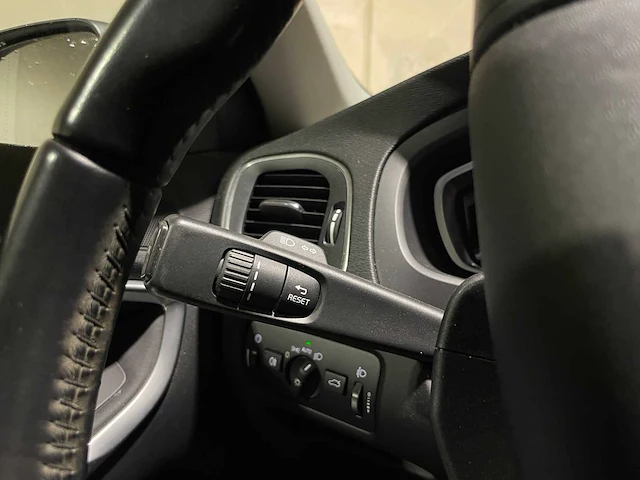 Volvo v40 2.0 d4 kinetic business 190pk 2014, 7-xzp-57 - afbeelding 16 van  39