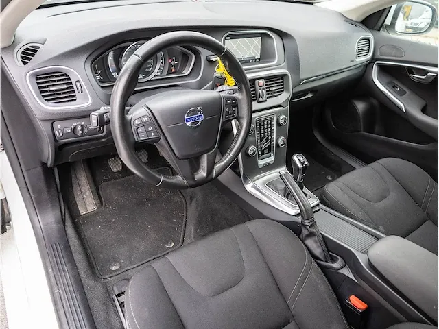 Volvo v40 2.0 t2 2016 navigatiesysteem parkeersensoren climate control cruise control 16"inch - afbeelding 2 van  32