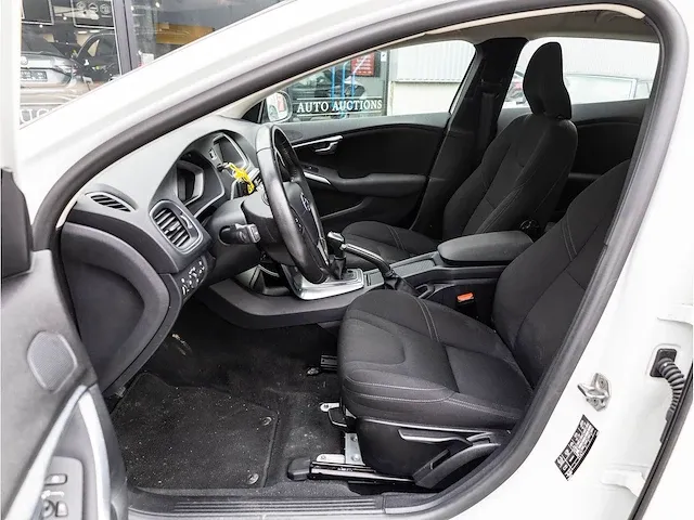 Volvo v40 2.0 t2 2016 navigatiesysteem parkeersensoren climate control cruise control 16"inch - afbeelding 3 van  32
