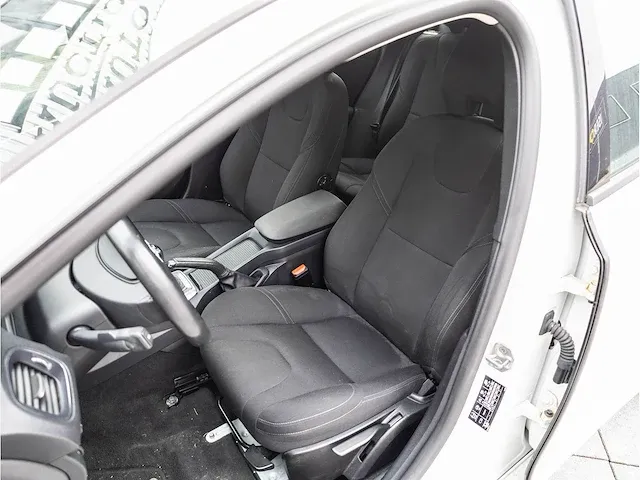 Volvo v40 2.0 t2 2016 navigatiesysteem parkeersensoren climate control cruise control 16"inch - afbeelding 4 van  32