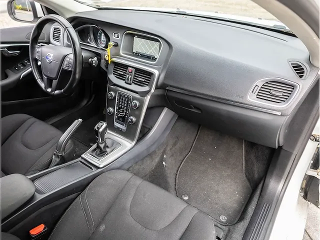Volvo v40 2.0 t2 2016 navigatiesysteem parkeersensoren climate control cruise control 16"inch - afbeelding 5 van  32